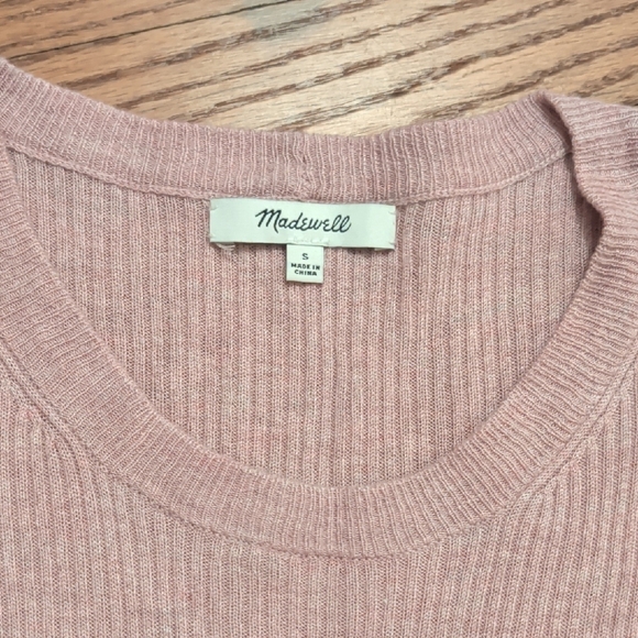 Women's Ruffled Sleeve Ribbed Top - Picture 2 of 4